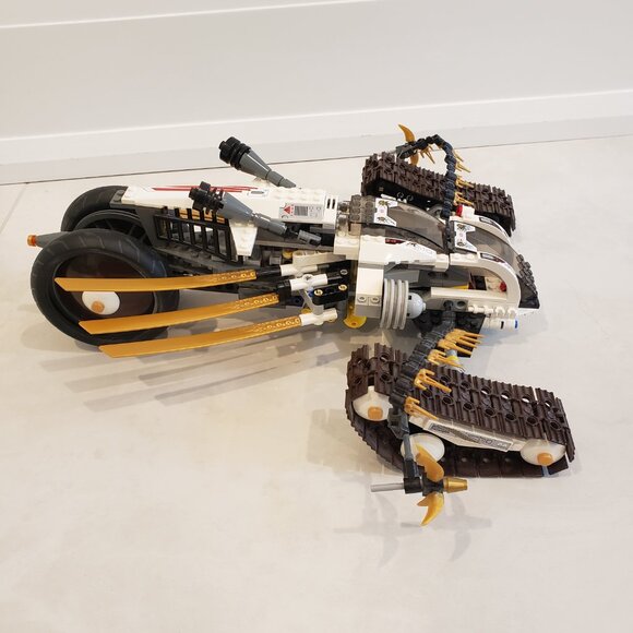 LEGO Ninjago Ultra Sonic Raider Set 9449 - Picture 4 of 12